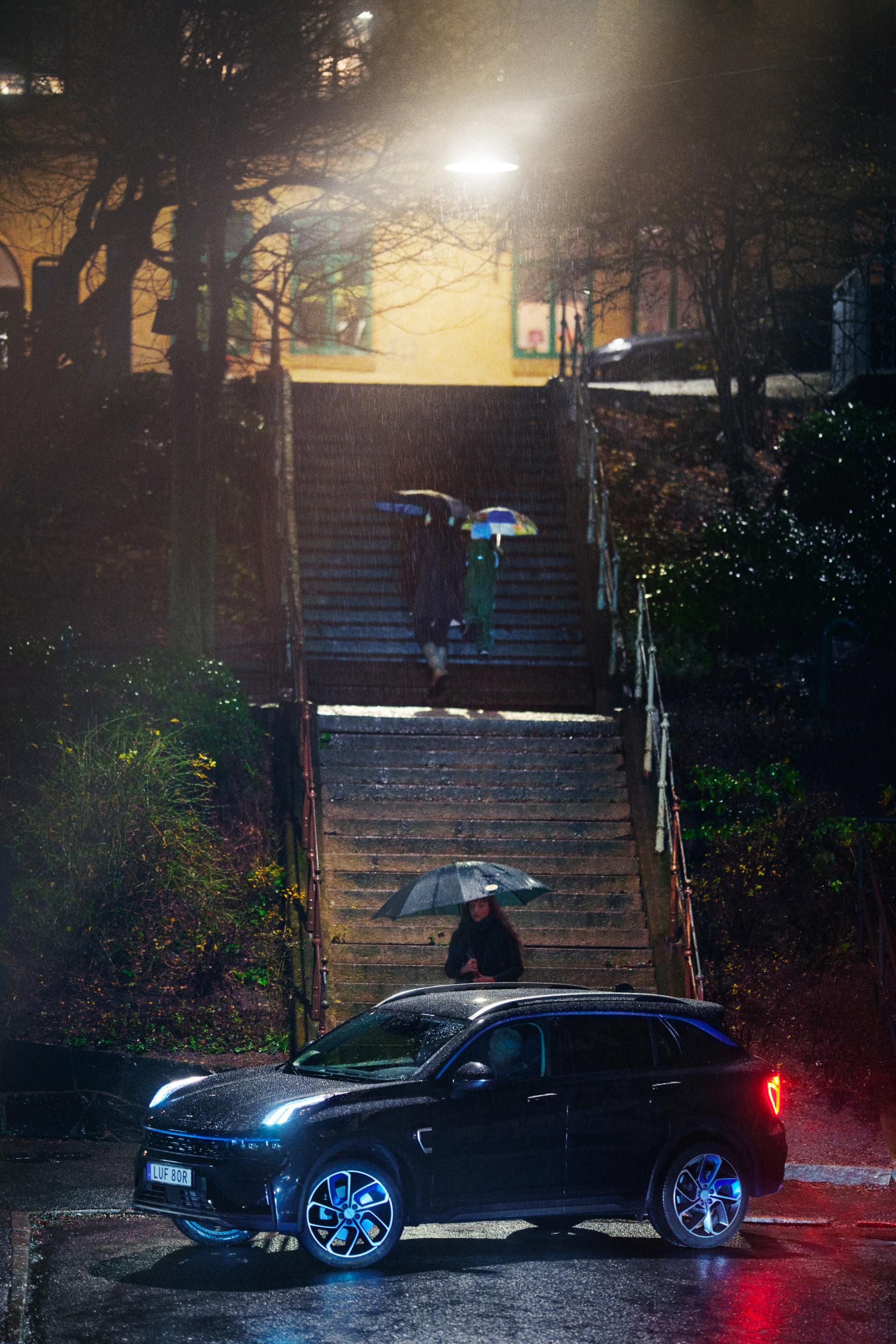 Escena nocturna con el Lynk & Co 01 iluminado en un entorno urbano.