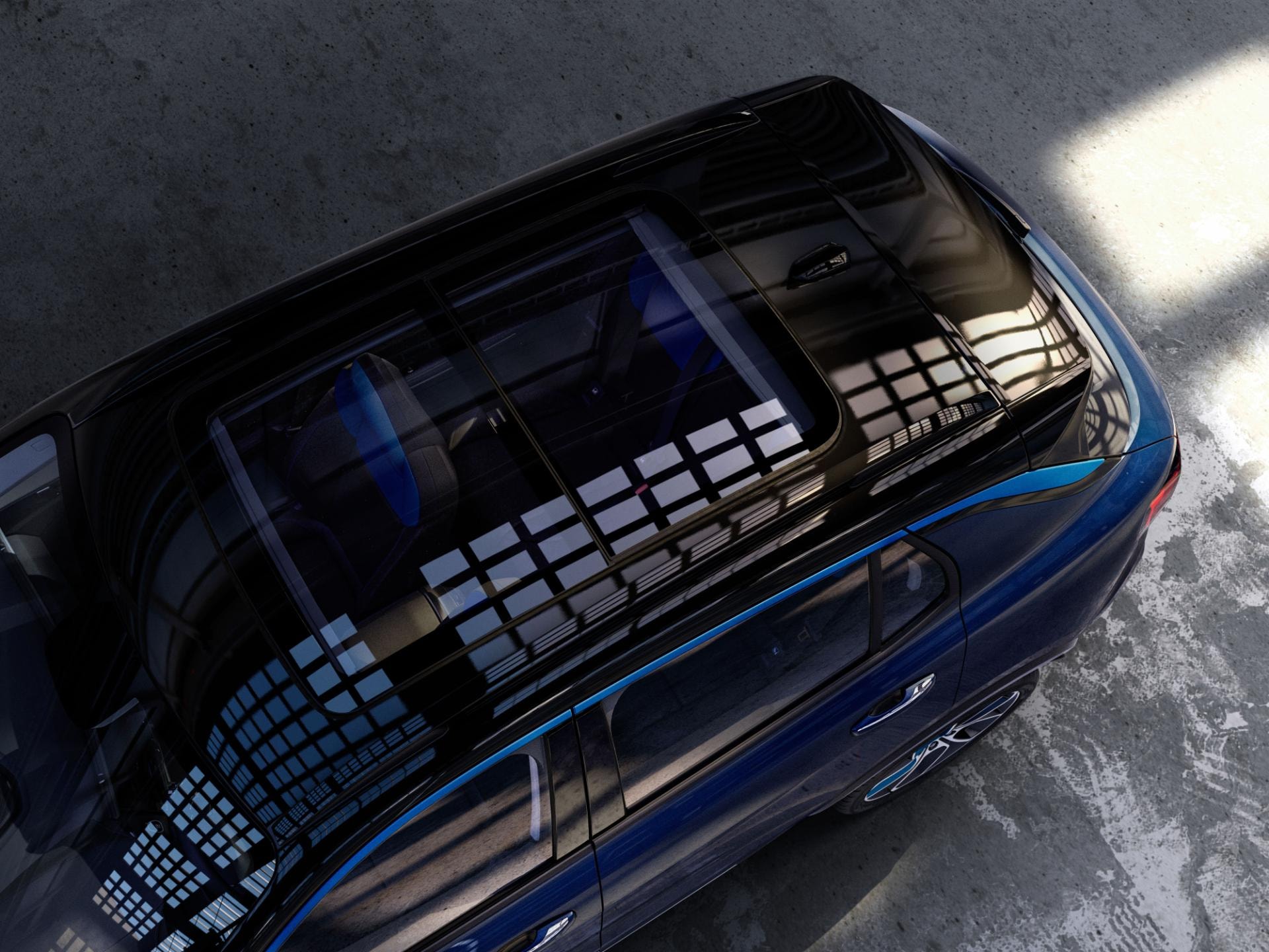 Vista aérea del techo del Lynk & Co 01, mostrando apertura y diseño