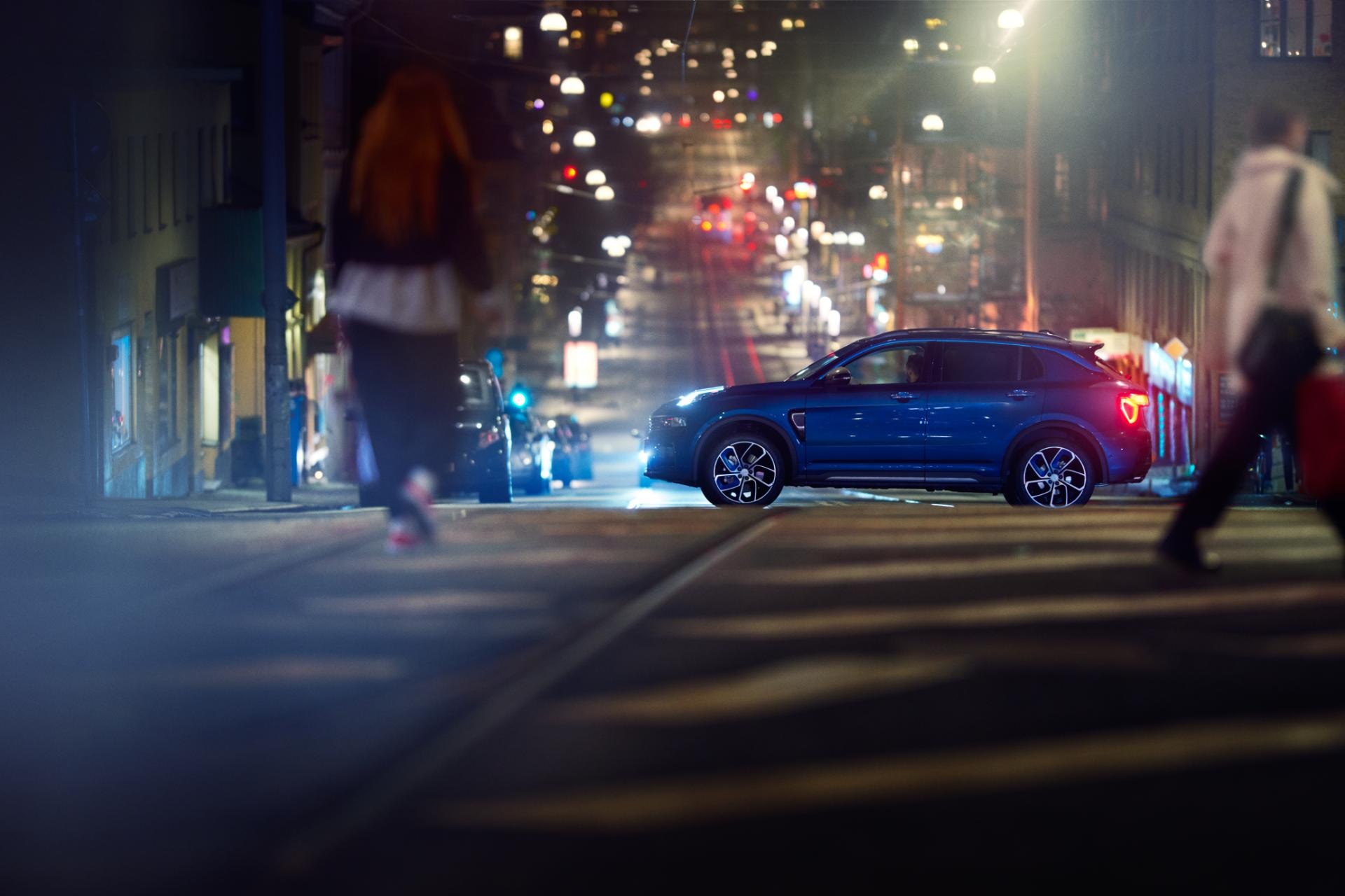 Vista trasera del Lynk & Co 01 en un ambiente urbano nocturno