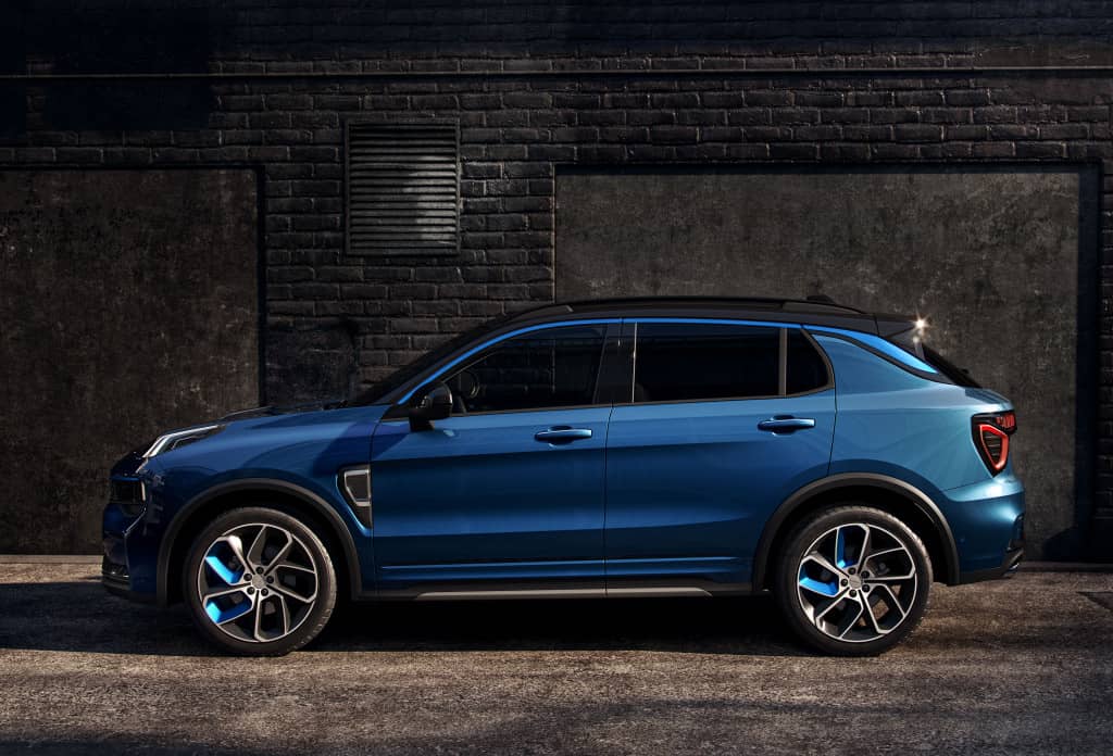 Perfil lateral completo del Lynk & Co 01 iluminado al atardecer.