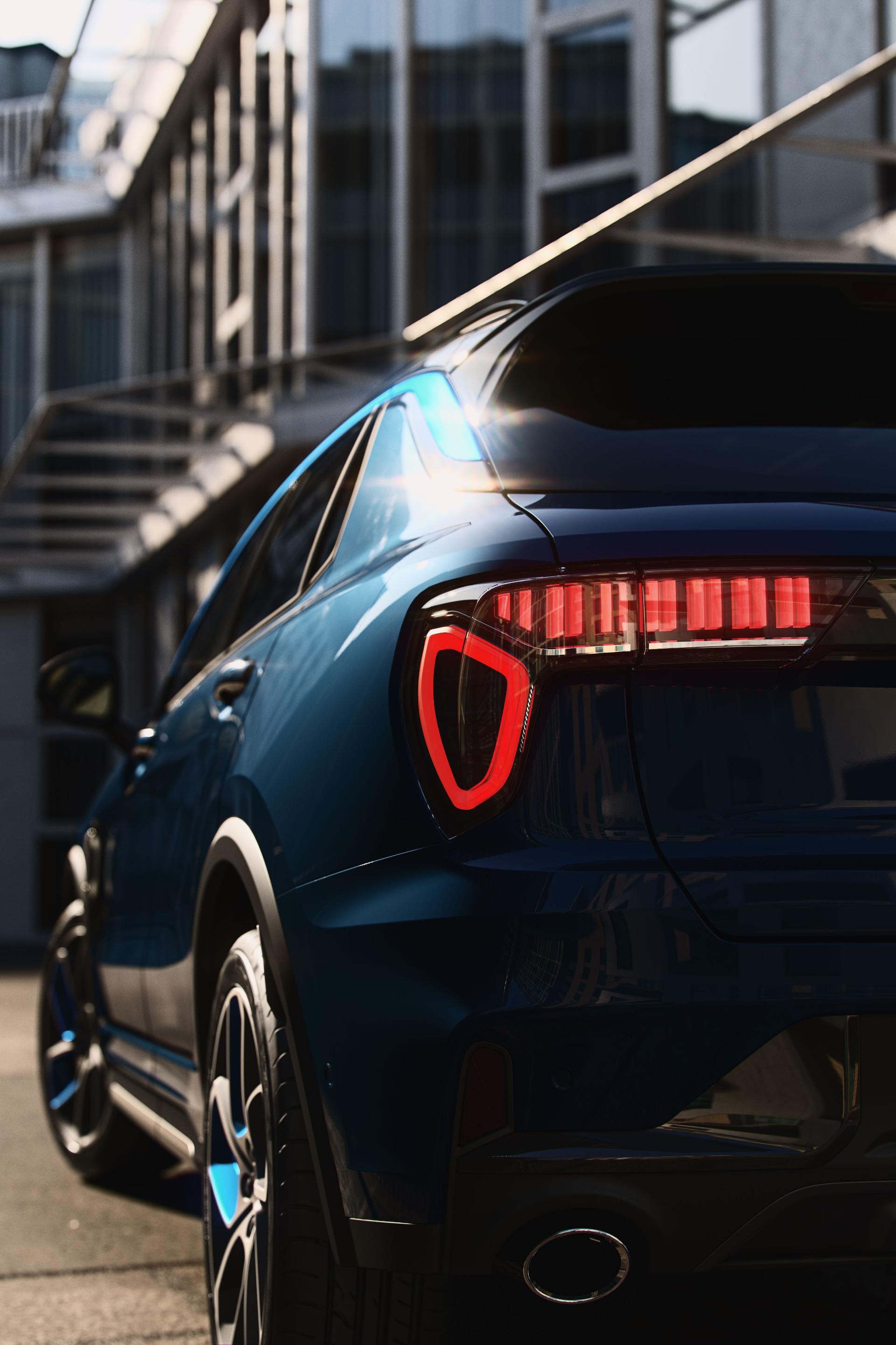 Vista lateral trasera que destaca el diseño de luces y contornos del chasis