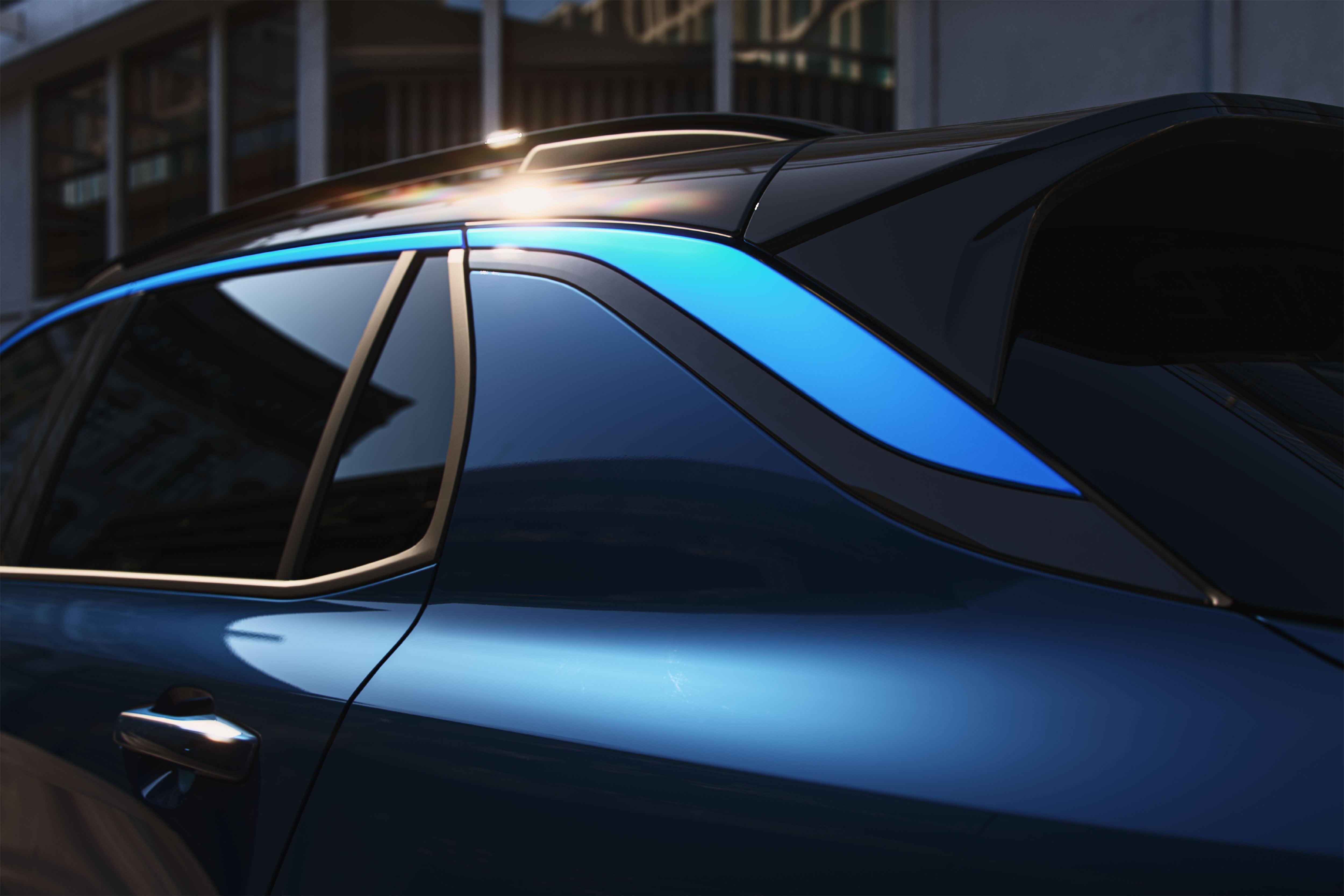 Vista del techo panorámico y detalle de iluminación en el Lynk & Co 01.