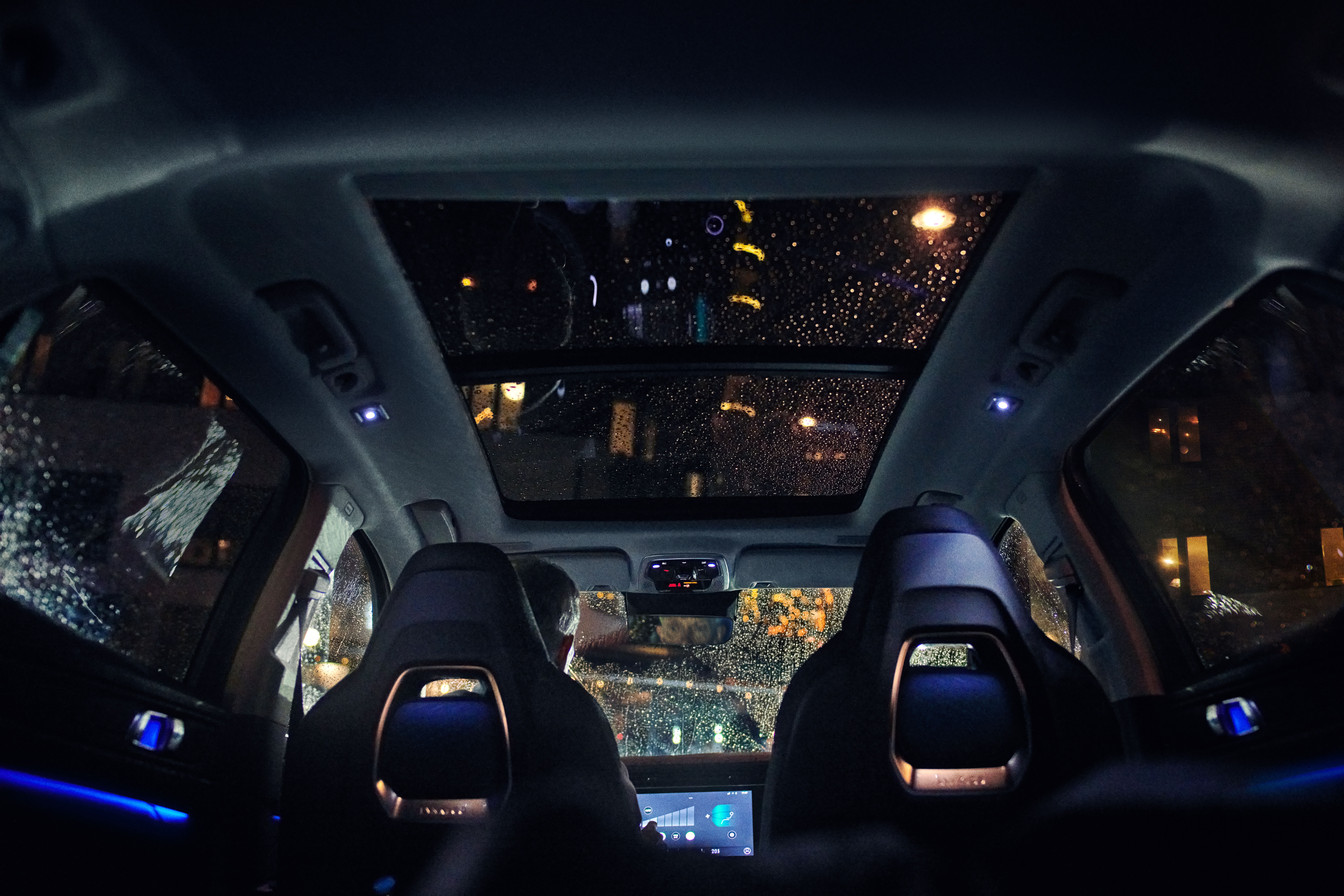 Vista interior nocturna del techo panorámico del Lynk & Co 01.