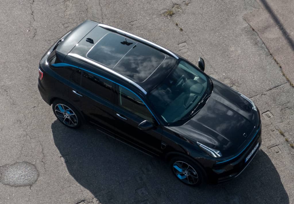 Vista aérea del vehículo resaltando el techo y diseño superior.