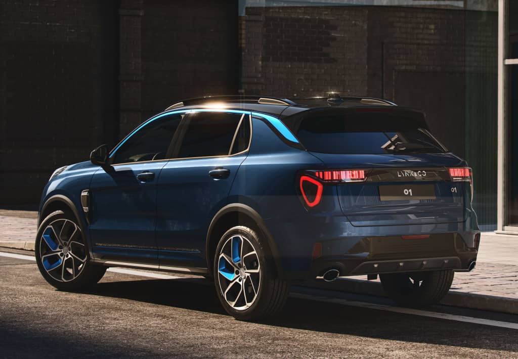 Ángulo trasero lateral del Lynk & Co 01 mostrando línea dinámica.