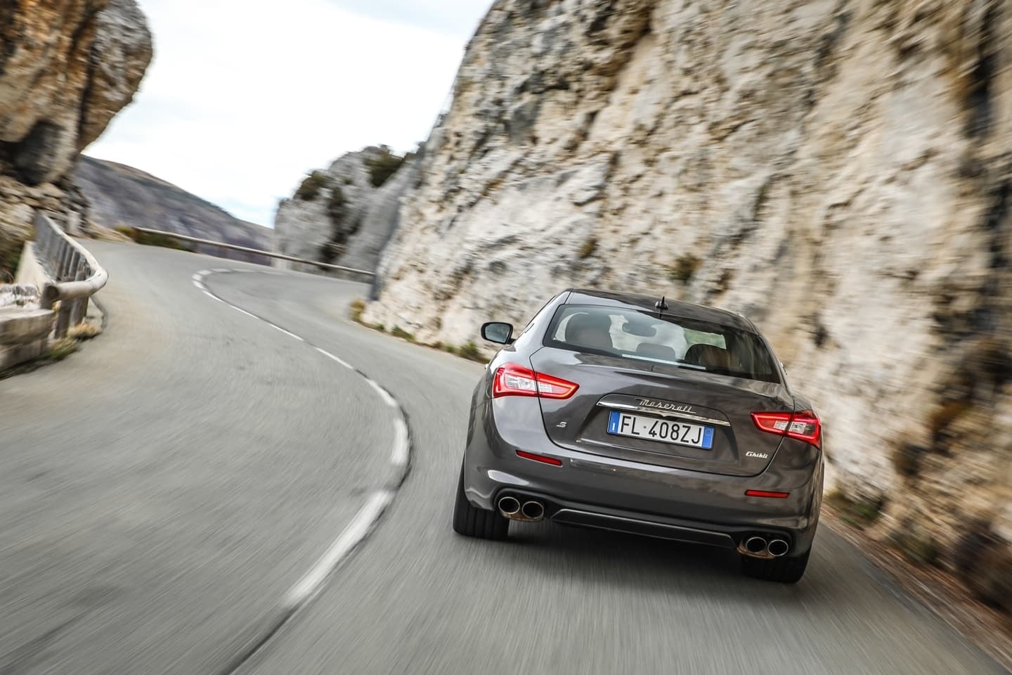 El lado delantero y lateral del Ghibli reflejan su sofisticación en un entorno urbano.