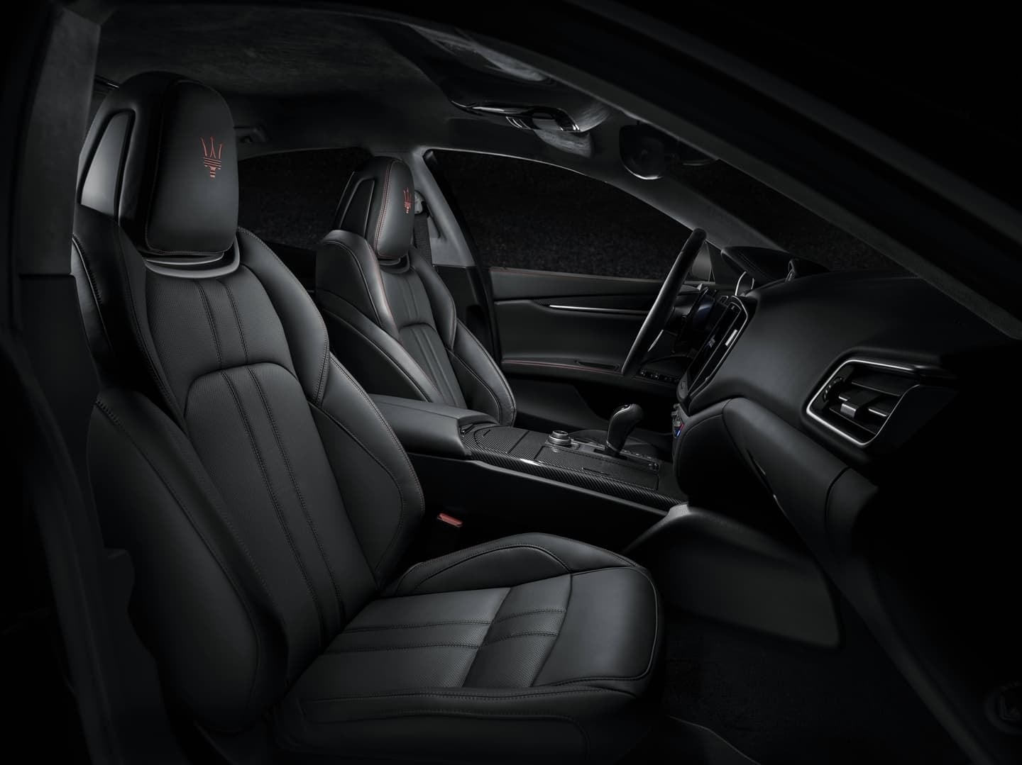 Foto de asientos delanteros mostrando la calidad del cuero