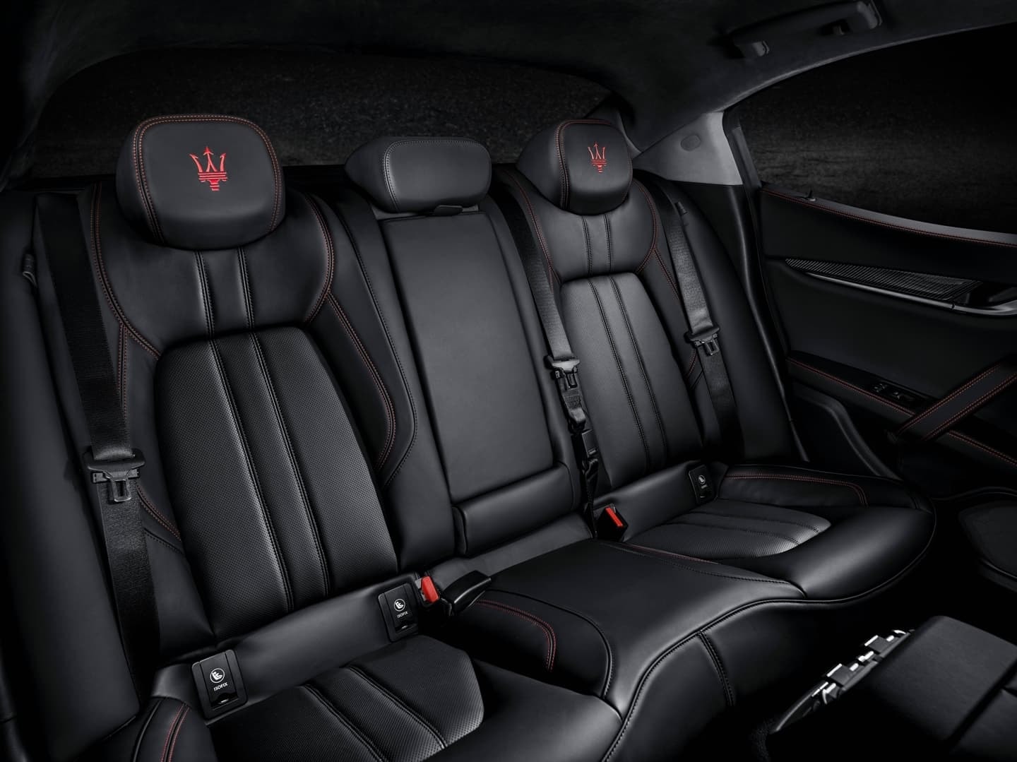 Enfoque en asientos traseros, subrayando espacio y confort