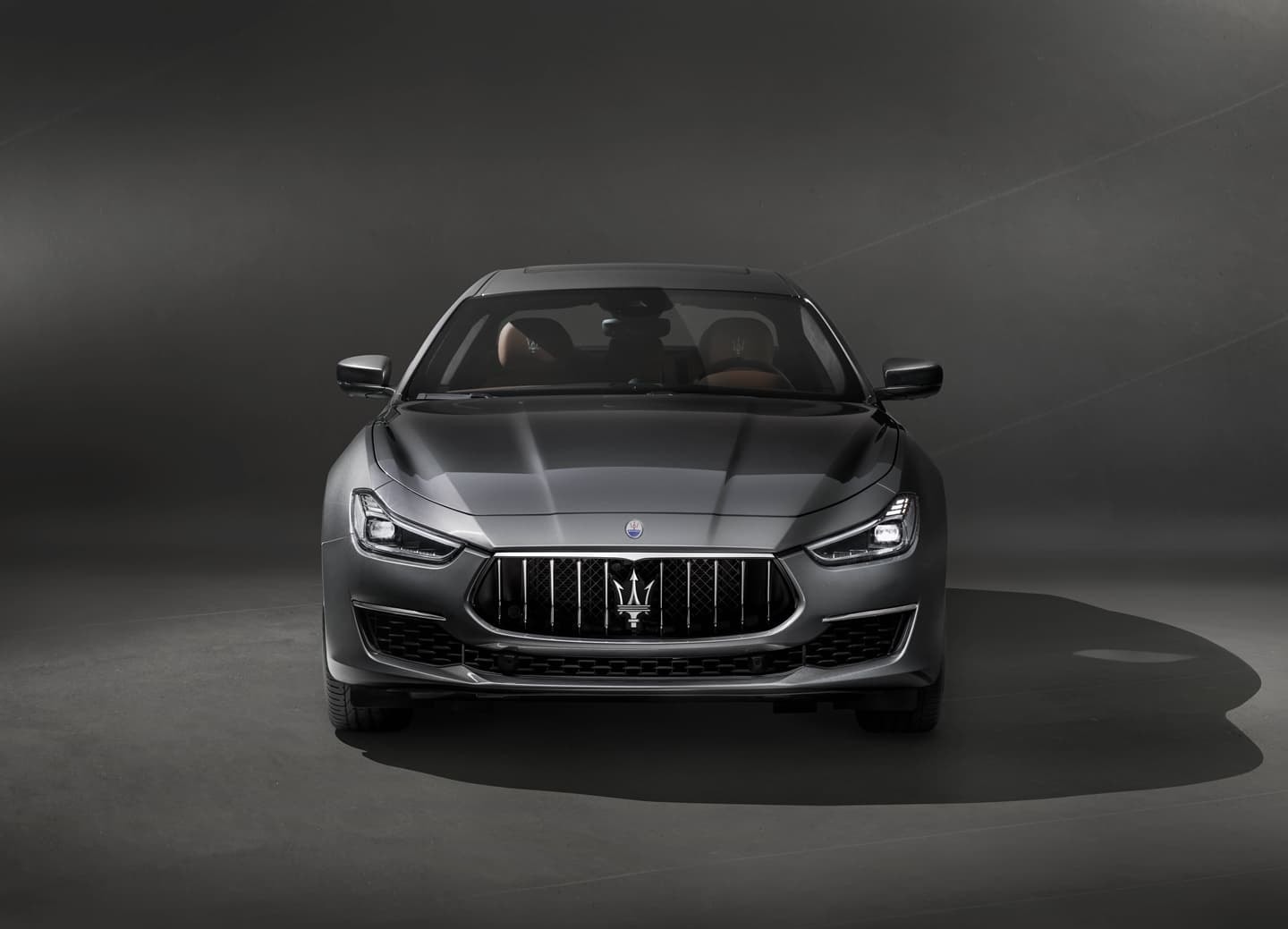 Frontal agresivo del Maserati Ghibli con su parrilla distintiva y faros LED.