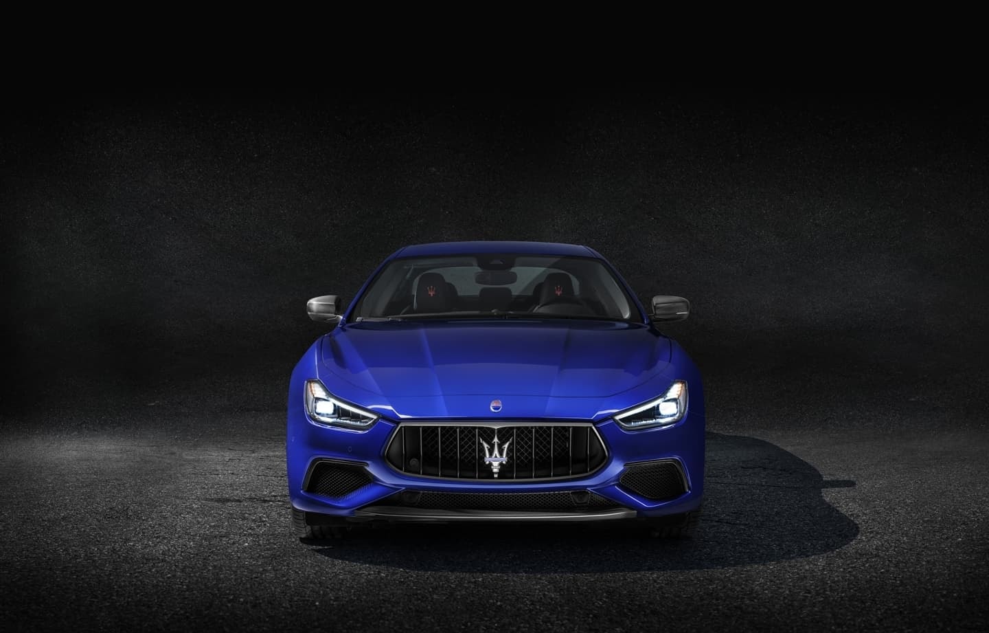 Imponente vista frontal del Maserati Ghibli en tono azul.