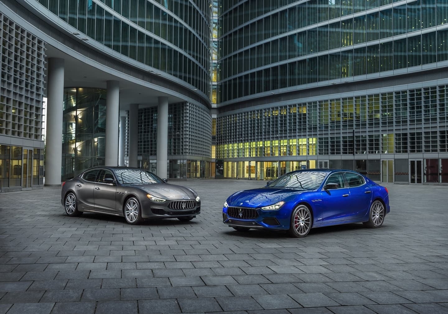 Dos Maserati Ghibli en colores distintos mostrando su elegancia en la ciudad.