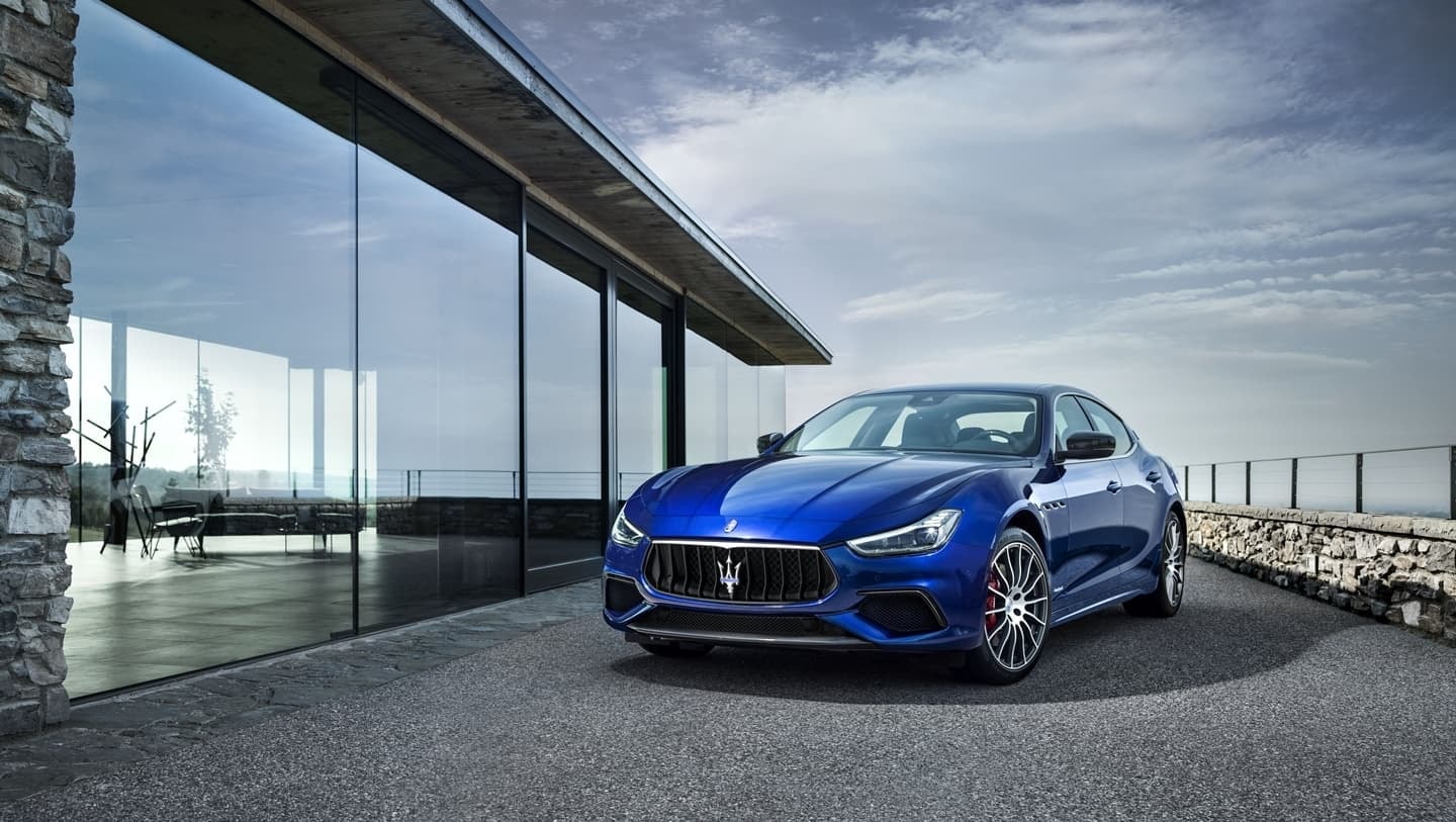 El Maserati Ghibli azul contrasta con la arquitectura contemporánea.