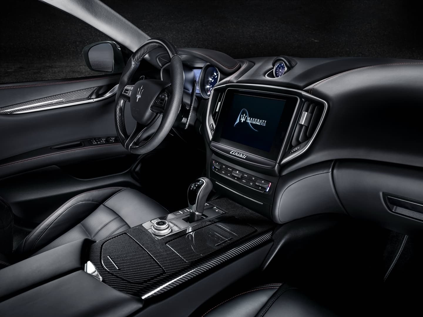 Detalle cabina con consola central y sistema infotainment