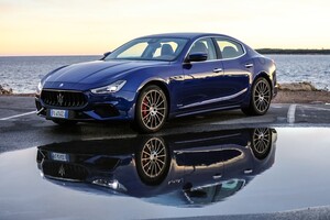 Vista lateral del Maserati Ghibli en costa al amanecer Vista lateral del Maserati Ghibli en costa al amanecer