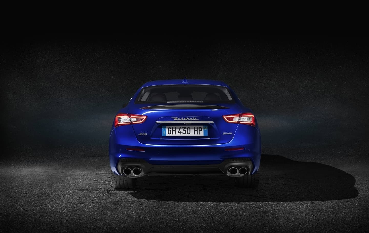 Imagen trasera destacando luces traseras y emblema