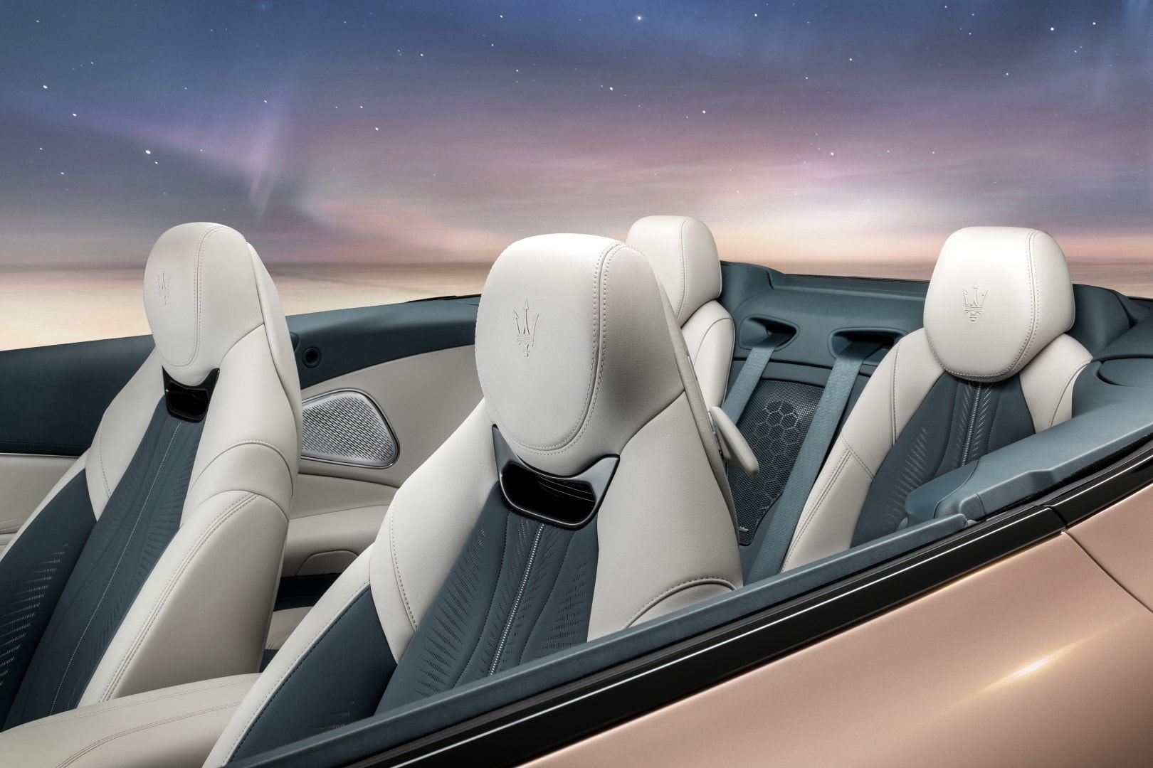 Vista de los asientos traseros y detalles de la tapicería.