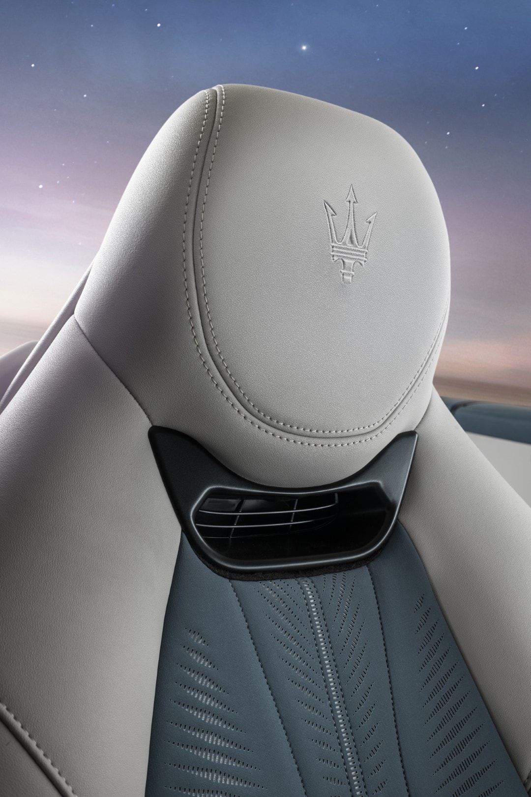 Reposacabezas con el tridente de Maserati, sinónimo de elegancia automotriz.