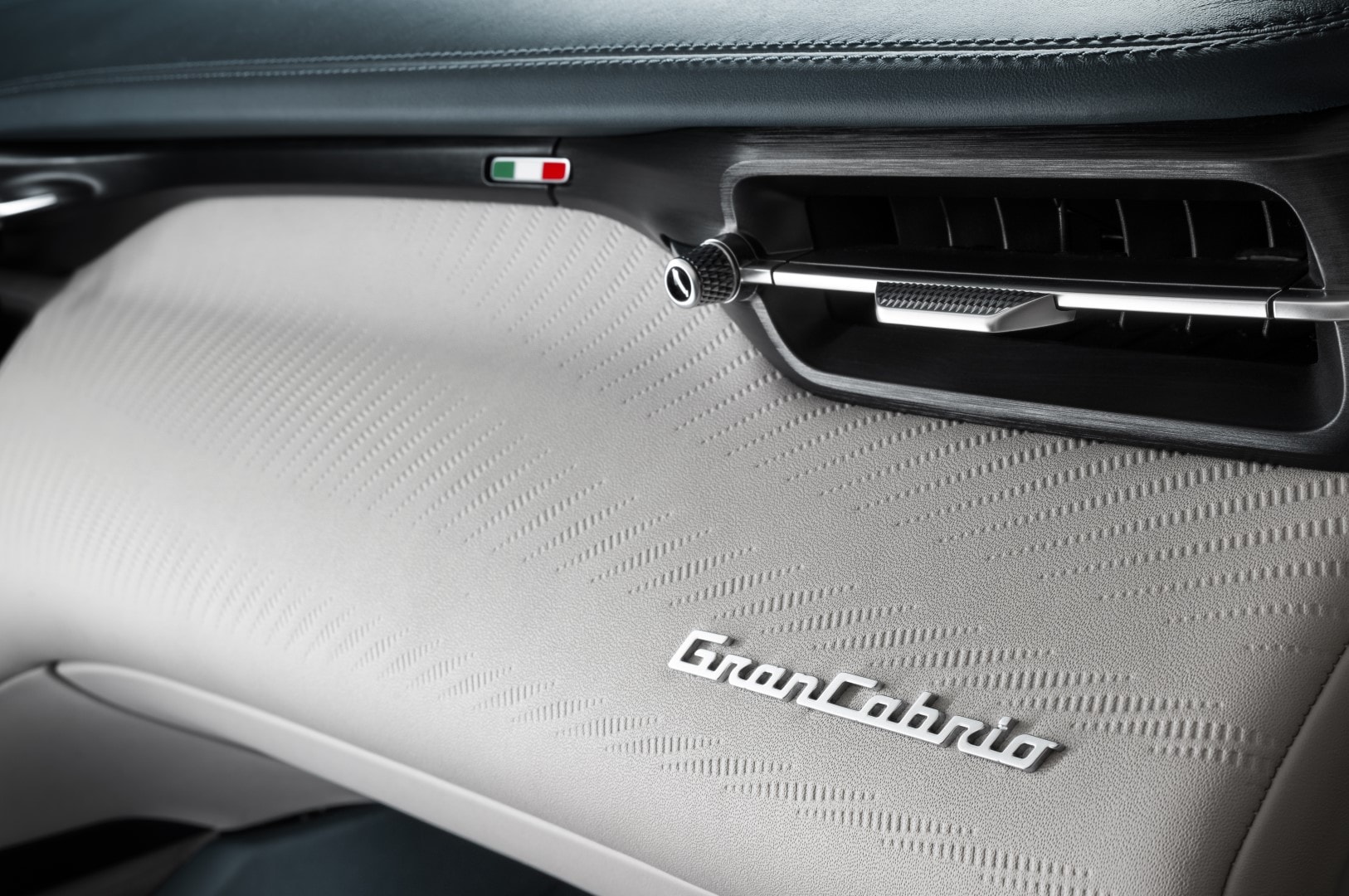 Salpicadero con inserciones y el nombre GranCabrio grabado de forma elegante.