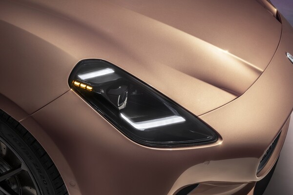 Espejo lateral con diseño aerodinámico y señalizadores integrados. Espejo lateral con diseño aerodinámico y señalizadores integrados.