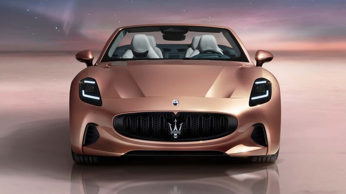 Vista frontal del Maserati GranCabrio eléctrico destacando su parrilla icónica.