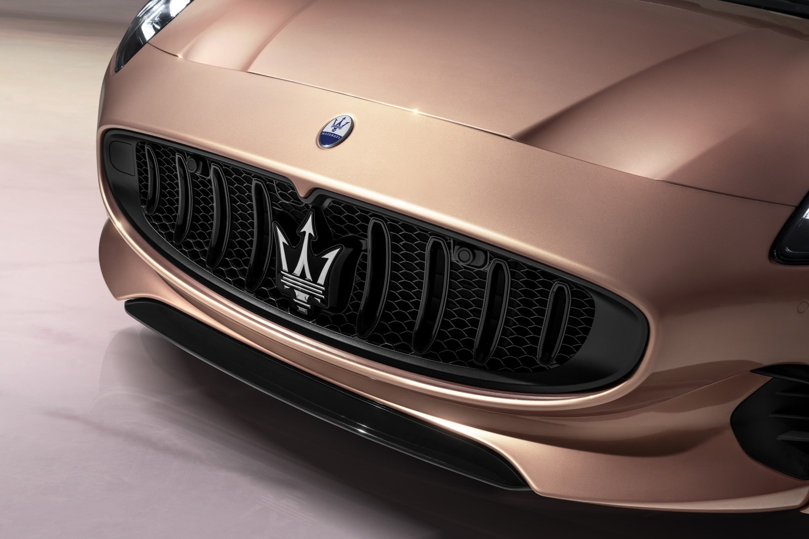 Detalle de la icónica parrilla delantera de Maserati.