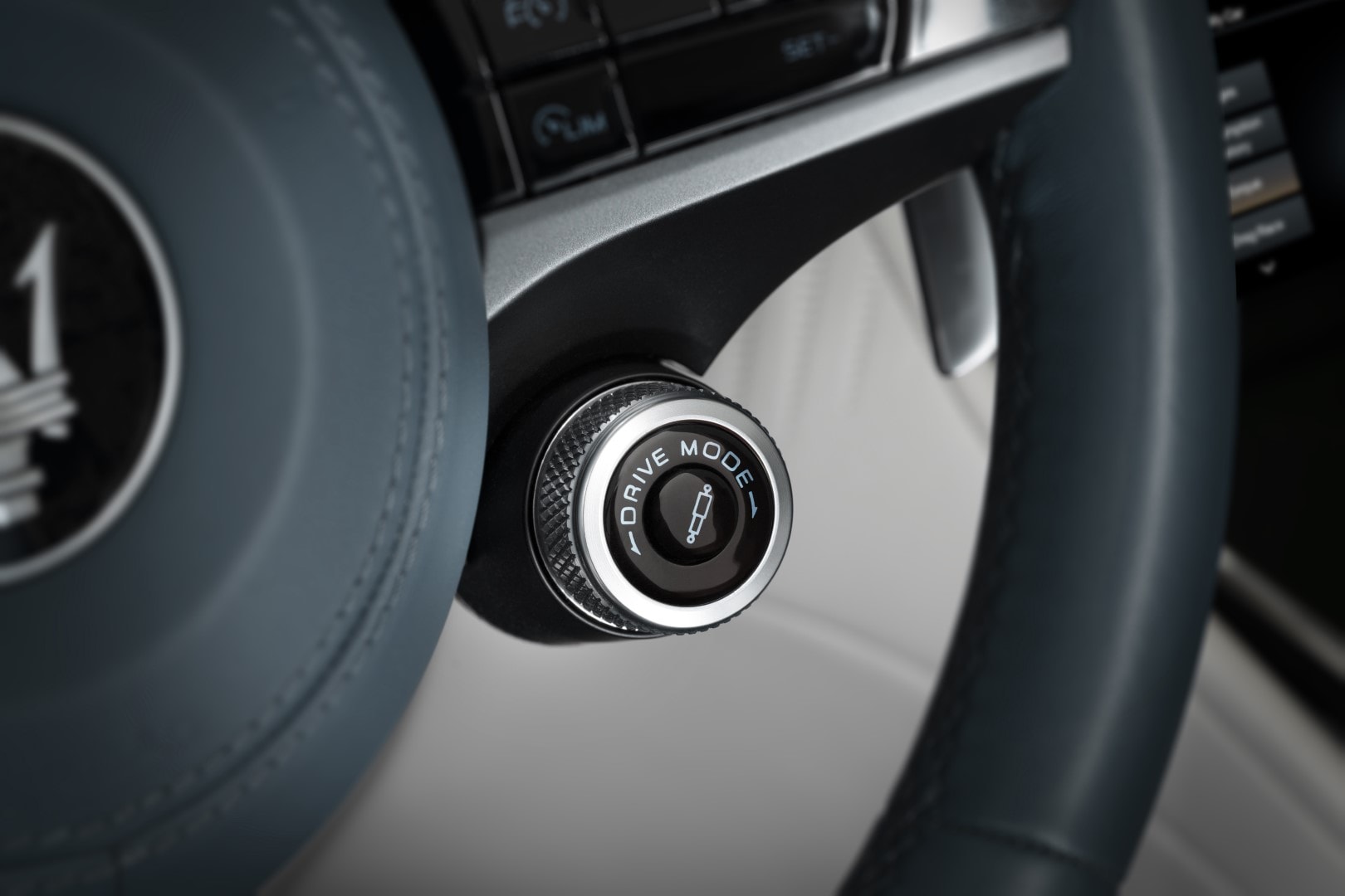 Selector de modos de conducción con acabados refinados.