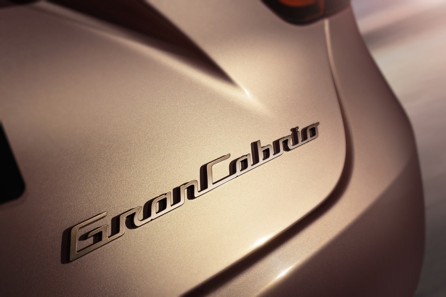 Detalle insignia GranCabrio, reflejando su elegante diseño exterior.