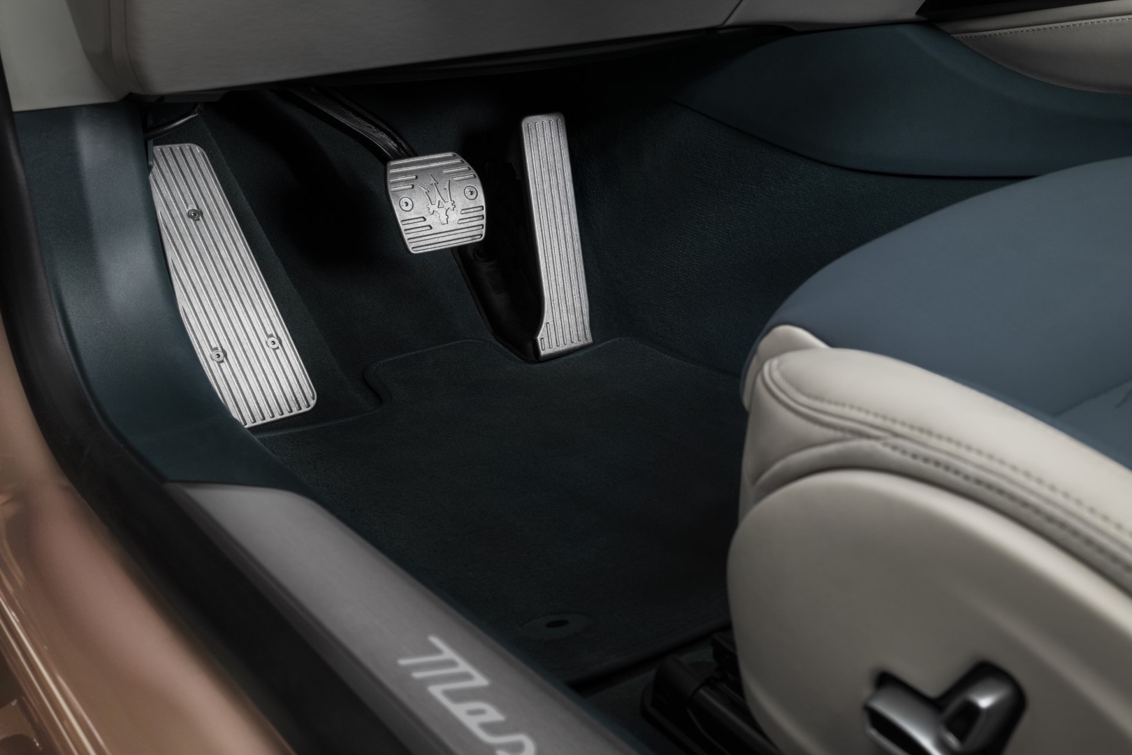 Pedales deportivos con logo de Maserati. Acabado de alta calidad.