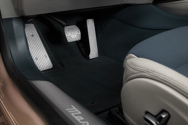 Pedales deportivos con logo de Maserati. Acabado de alta calidad. Pedales deportivos con logo de Maserati. Acabado de alta calidad.