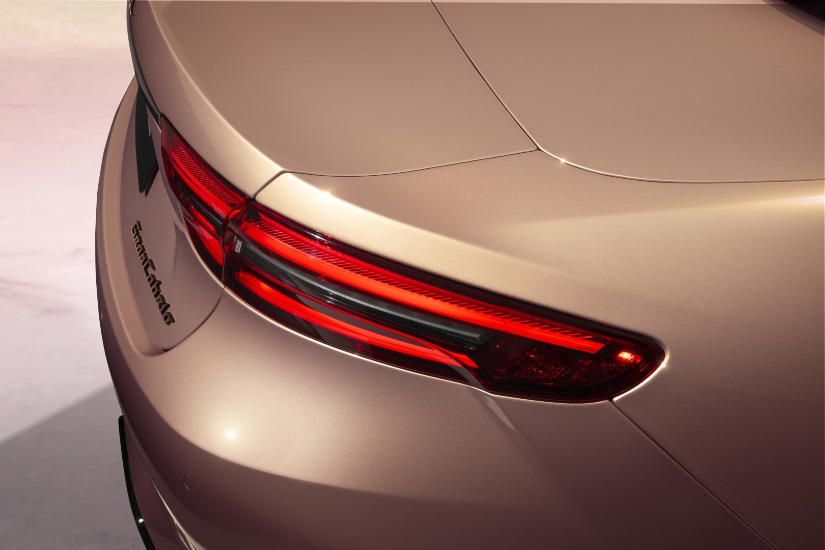 Pilotos traseros LED del Maserati GranCabrio eléctrico, elegancia en diseño.