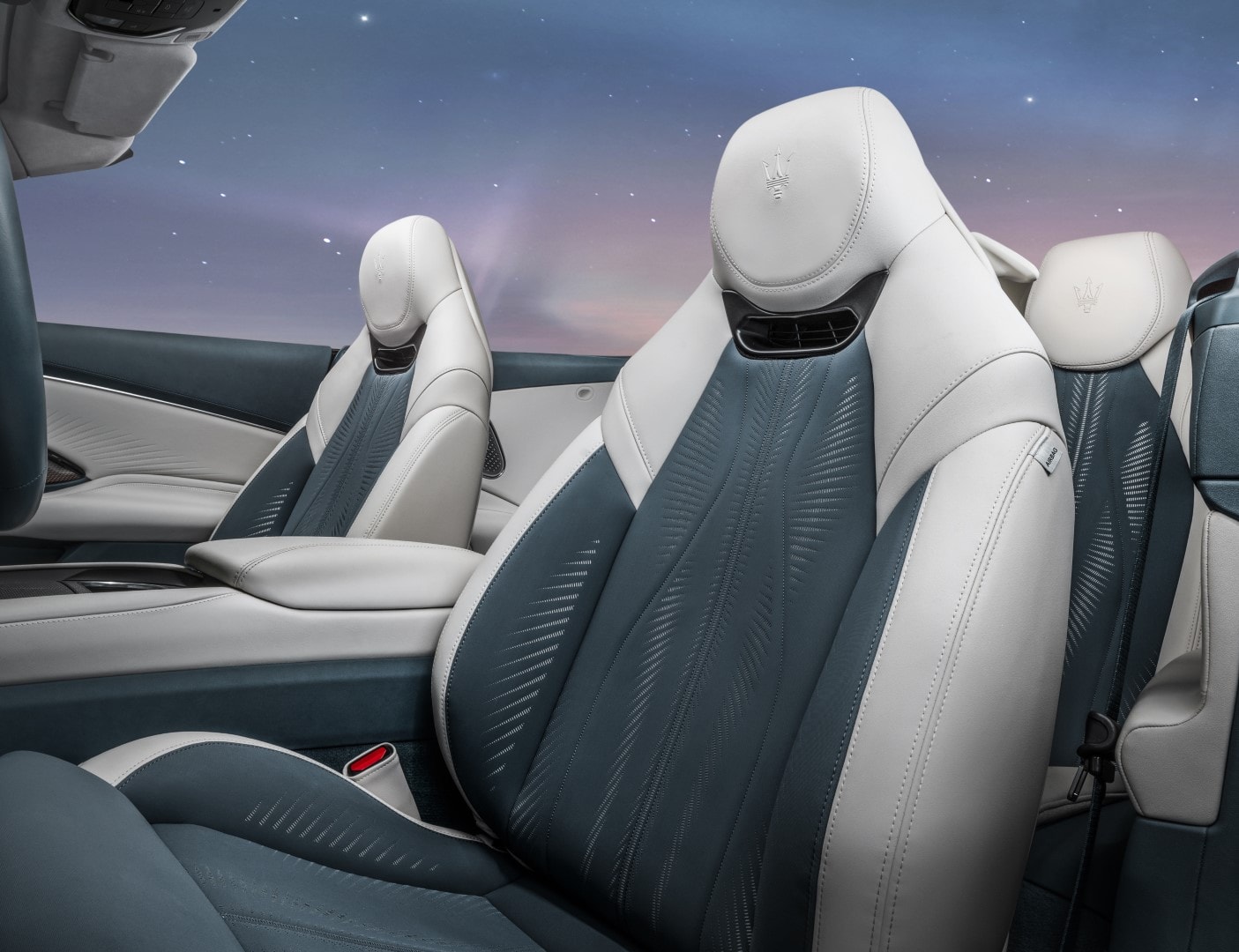 Asientos traseros en cuero de primera calidad con detalle cielo estrellado.