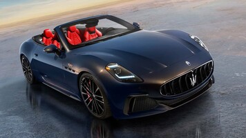 Vista frontal y lateral del Maserati GranCabrio, mostrando su elegante diseño y techo descapotable. Vista frontal y lateral del Maserati GranCabrio, mostrando su elegante diseño y techo descapotable.
