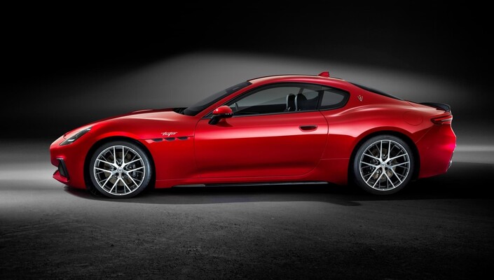 Vista lateral y frontal del Maserati GranTurismo rojo, destacando su dinamismo. Vista lateral y frontal del Maserati GranTurismo rojo, destacando su dinamismo.