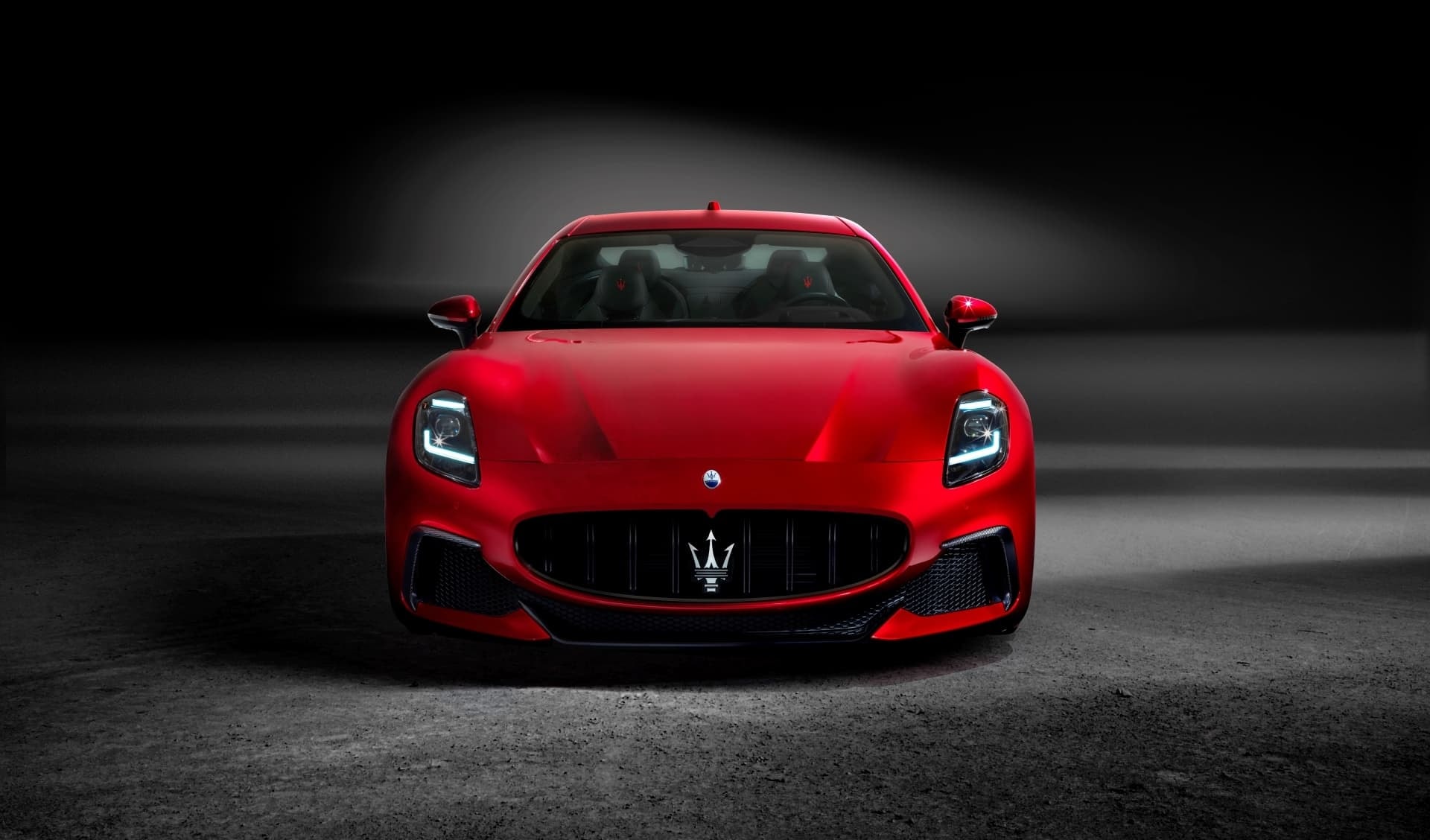 Vista frontal del Maserati GranTurismo, enfatizando su parrilla distintiva.