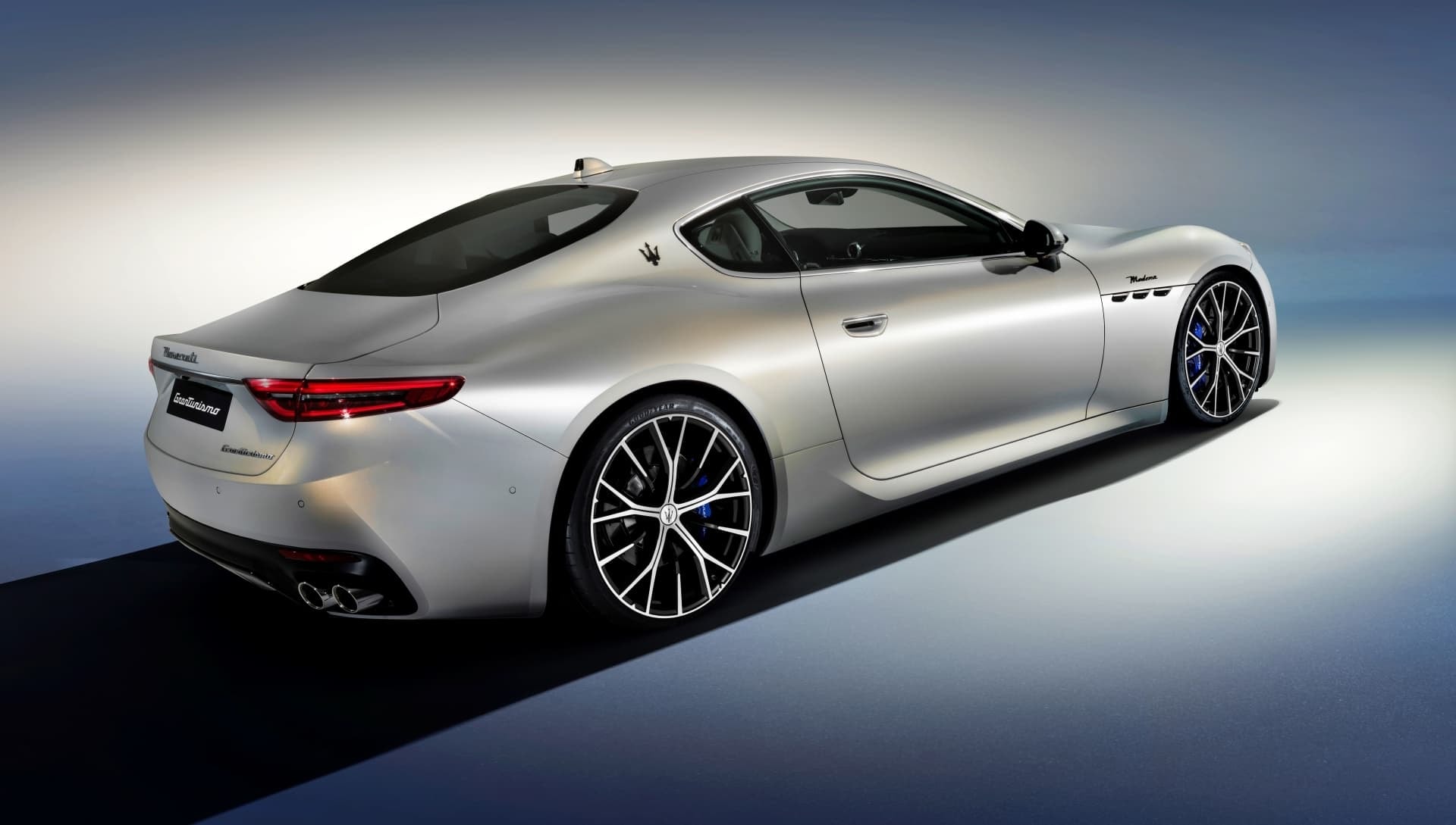 Vista lateral y del techo del Maserati GranTurismo demostrando su silueta aerodinámica.