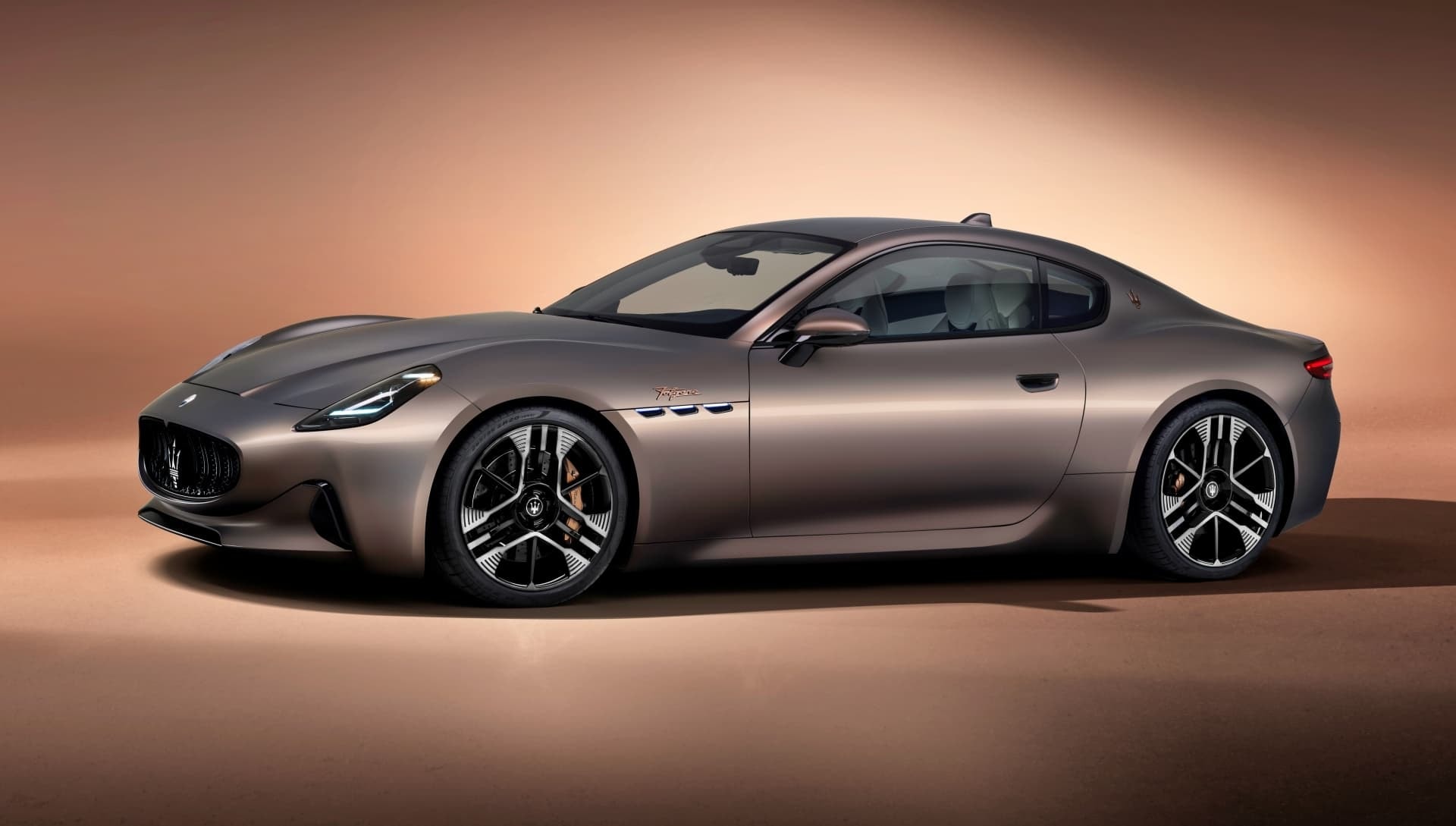 Imagen lateral del Maserati GranTurismo evocando deportividad y lujo.