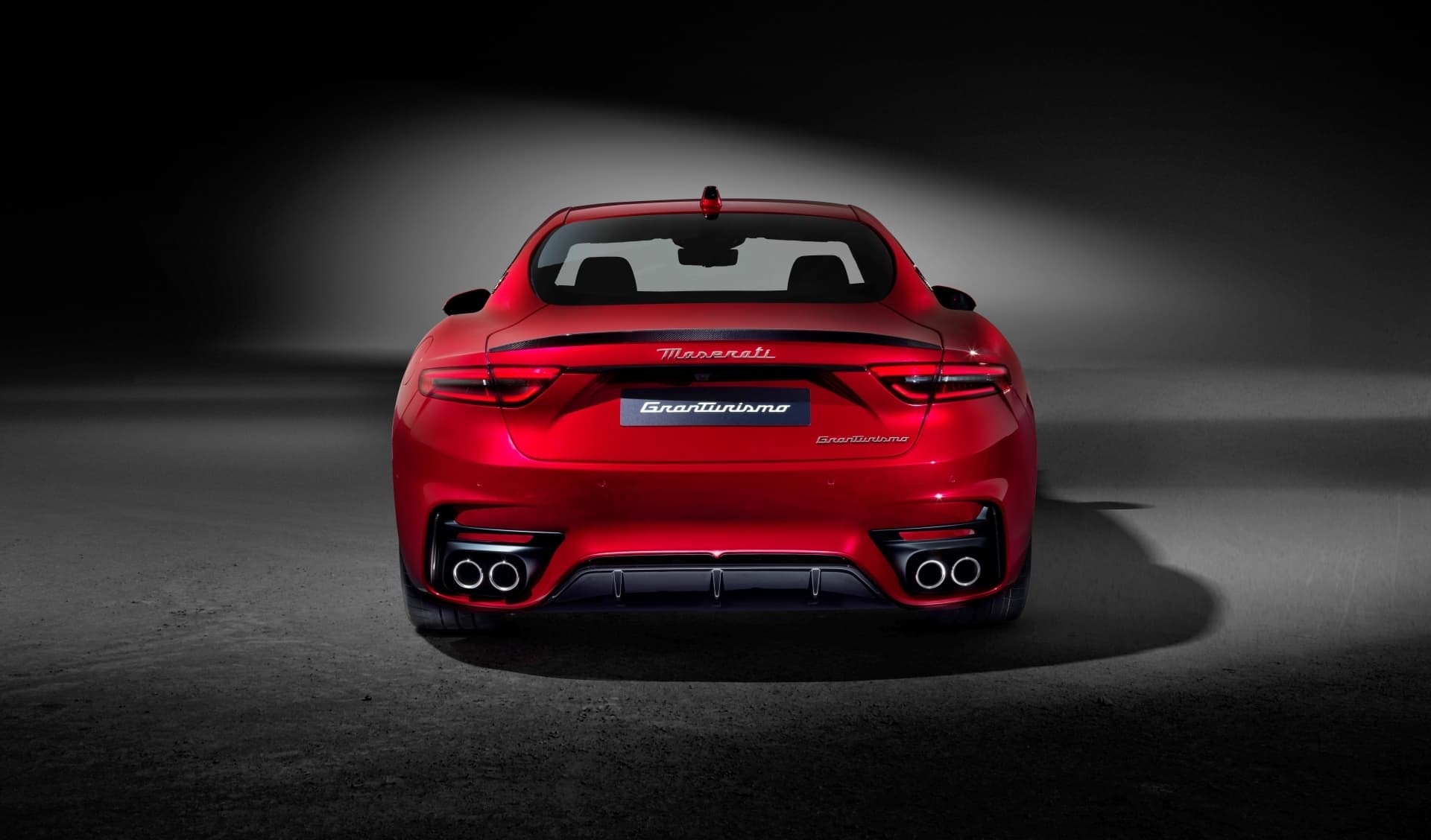 Trasera deportiva del Maserati GranTurismo destacando sus cuatro salidas de escape.