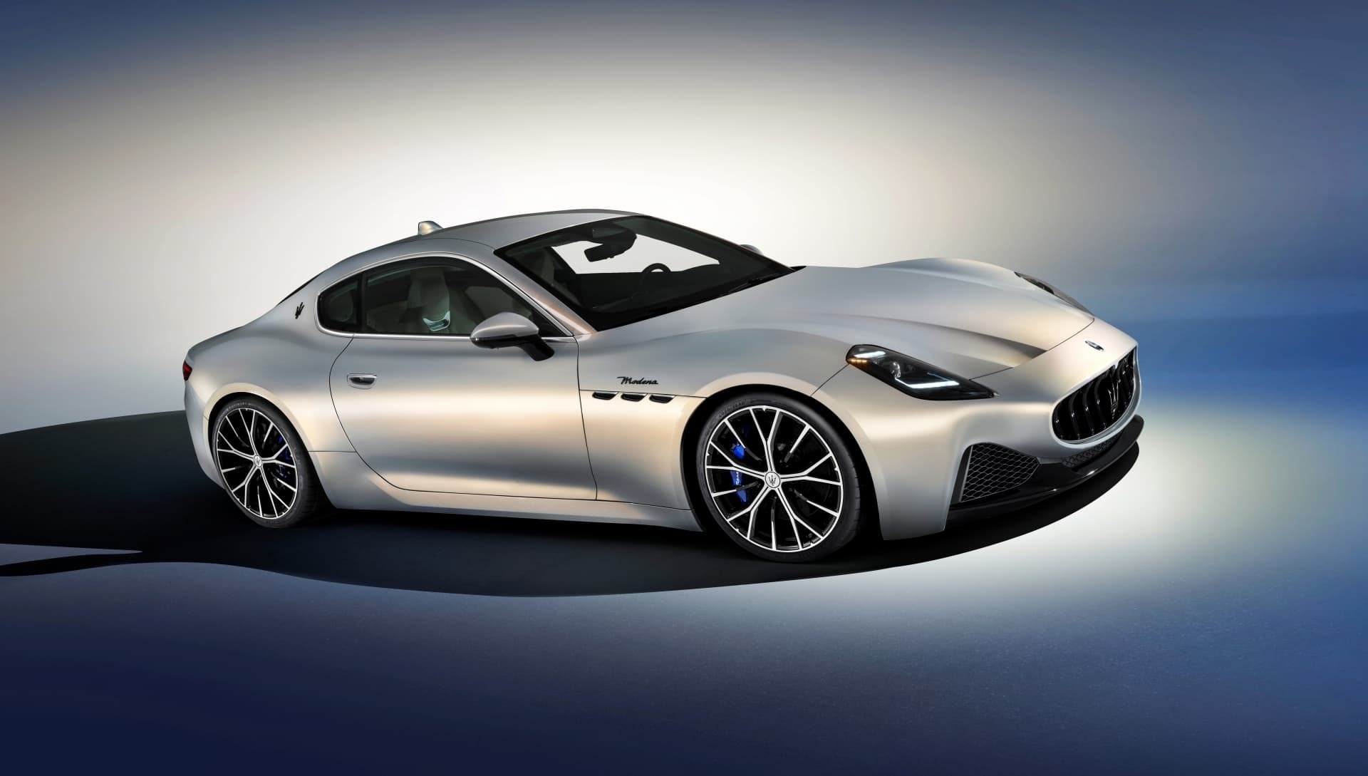 Perfil frontal del Maserati GranTurismo mostrando su característica parrilla.