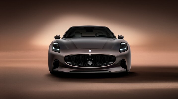 Imagen frontal del Maserati GranTurismo que muestra su diseño agresivo y elegante. Imagen frontal del Maserati GranTurismo que muestra su diseño agresivo y elegante.
