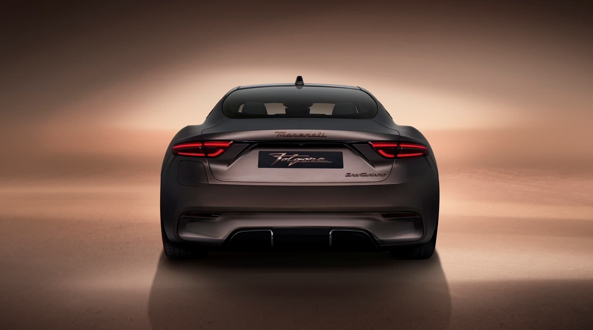 Imagen de la parte trasera del Maserati GranTurismo en un tono gris sofisticado.