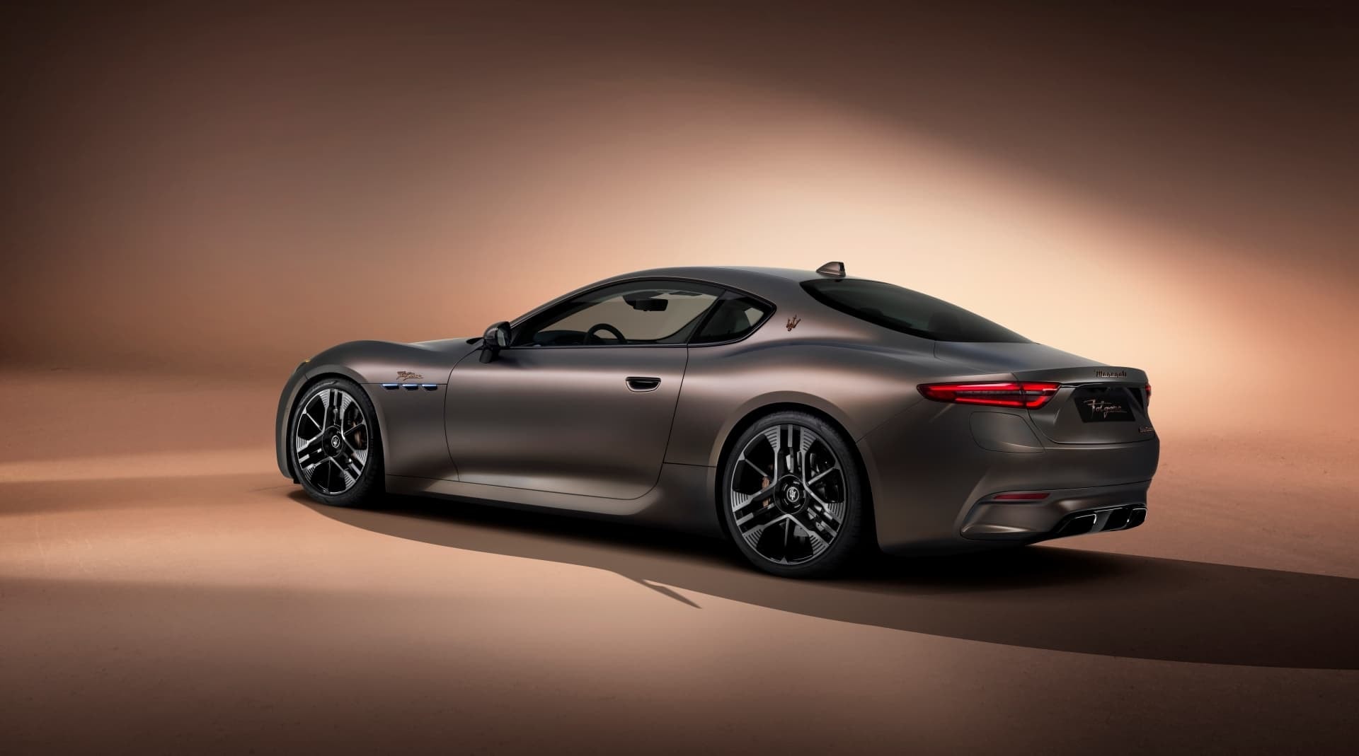 Vista lateral trasera del Maserati GranTurismo, destacando su elegante diseño.