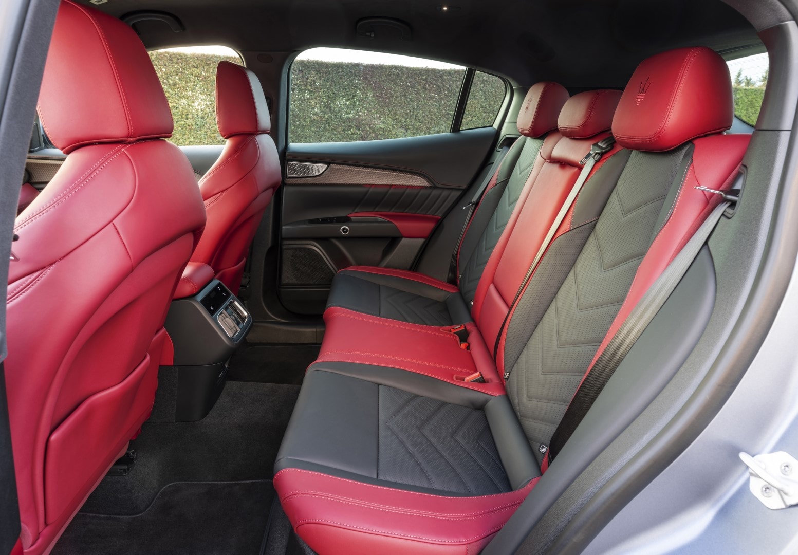 Vista de los asientos traseros del Maserati Grecale con tapicería premium.