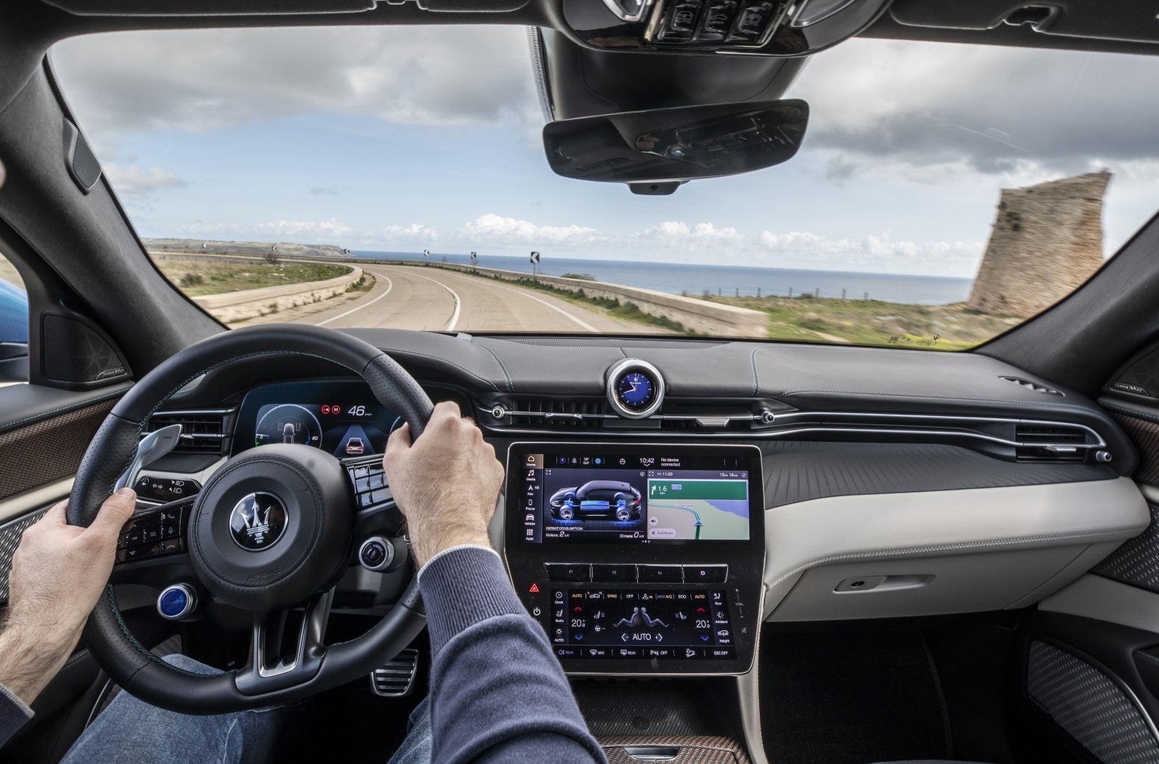 Cabina del Maserati Grecale destacando su volante e instrumentación durante la conducción.