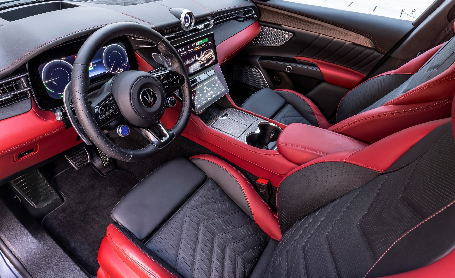 Vista del habitáculo y asientos deportivos del Maserati Grecale.