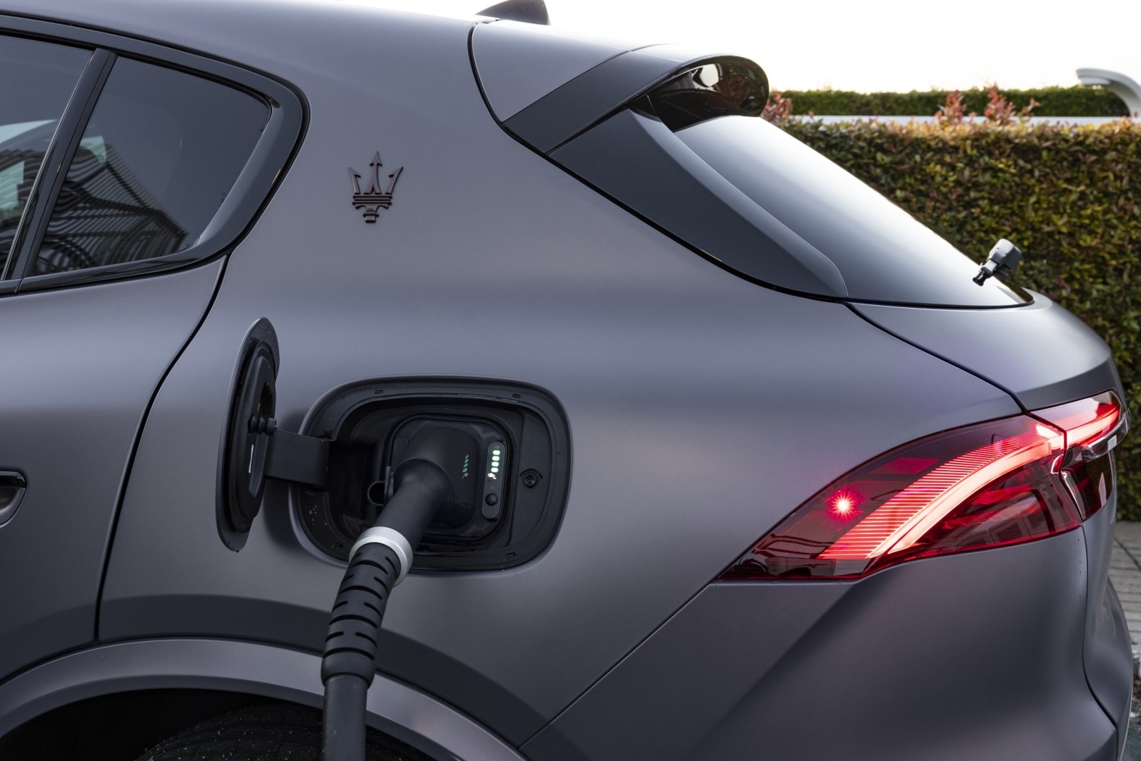Imagen de la toma de carga del Maserati Grecale evidenciando su capacidad eléctrica.