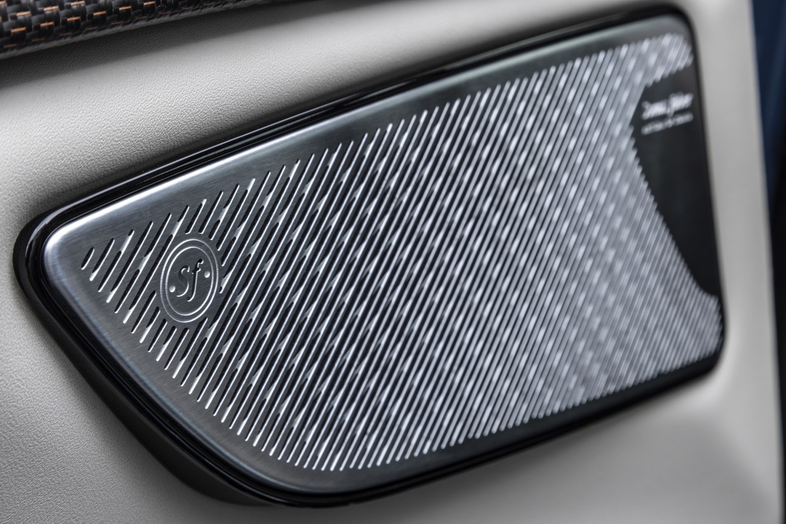 Primer plano del sistema de sonido de alta fidelidad en el Maserati Grecale.