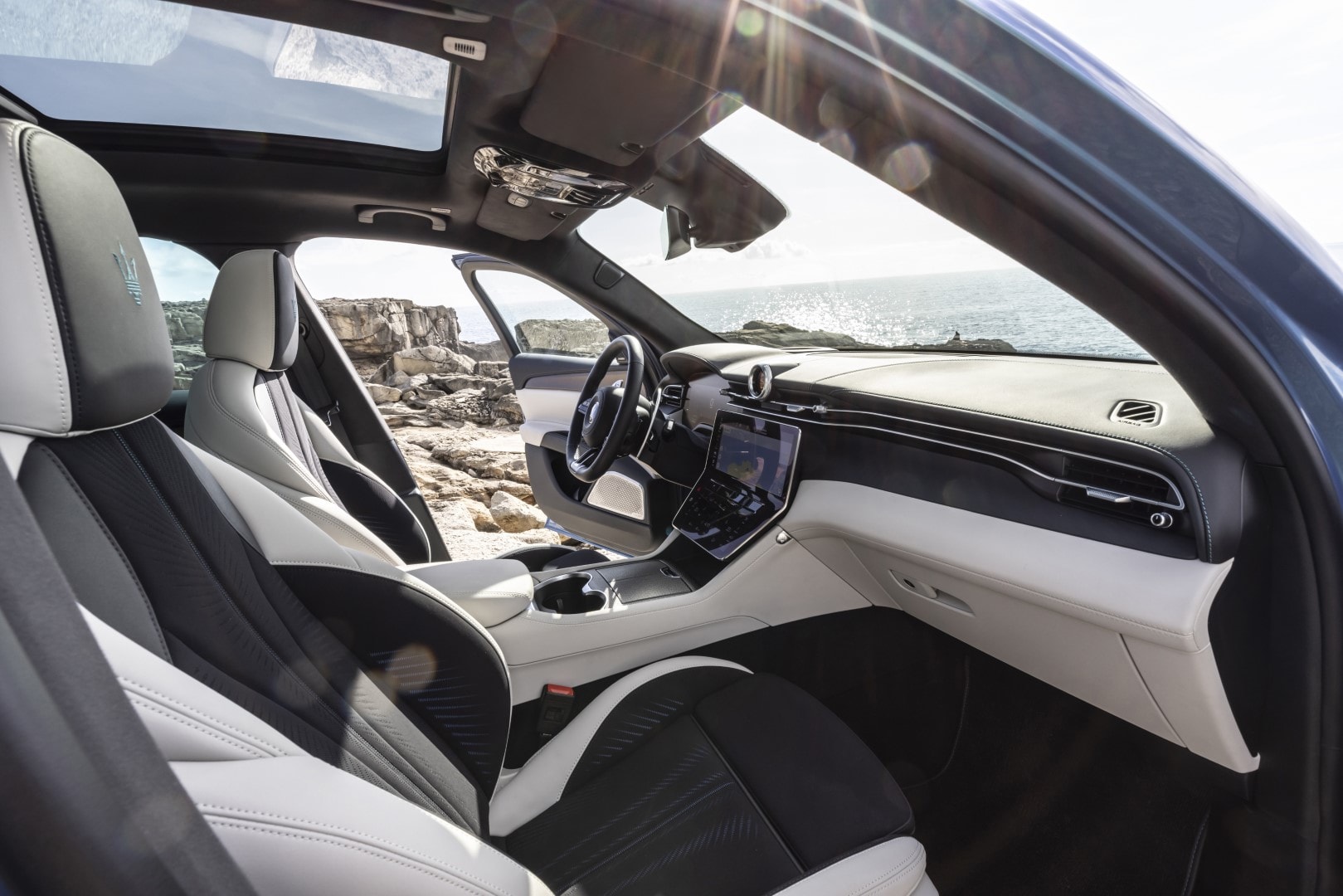 Vista detallada del habitáculo y acabados del Maserati Grecale, foco en ergonomía y lujo.