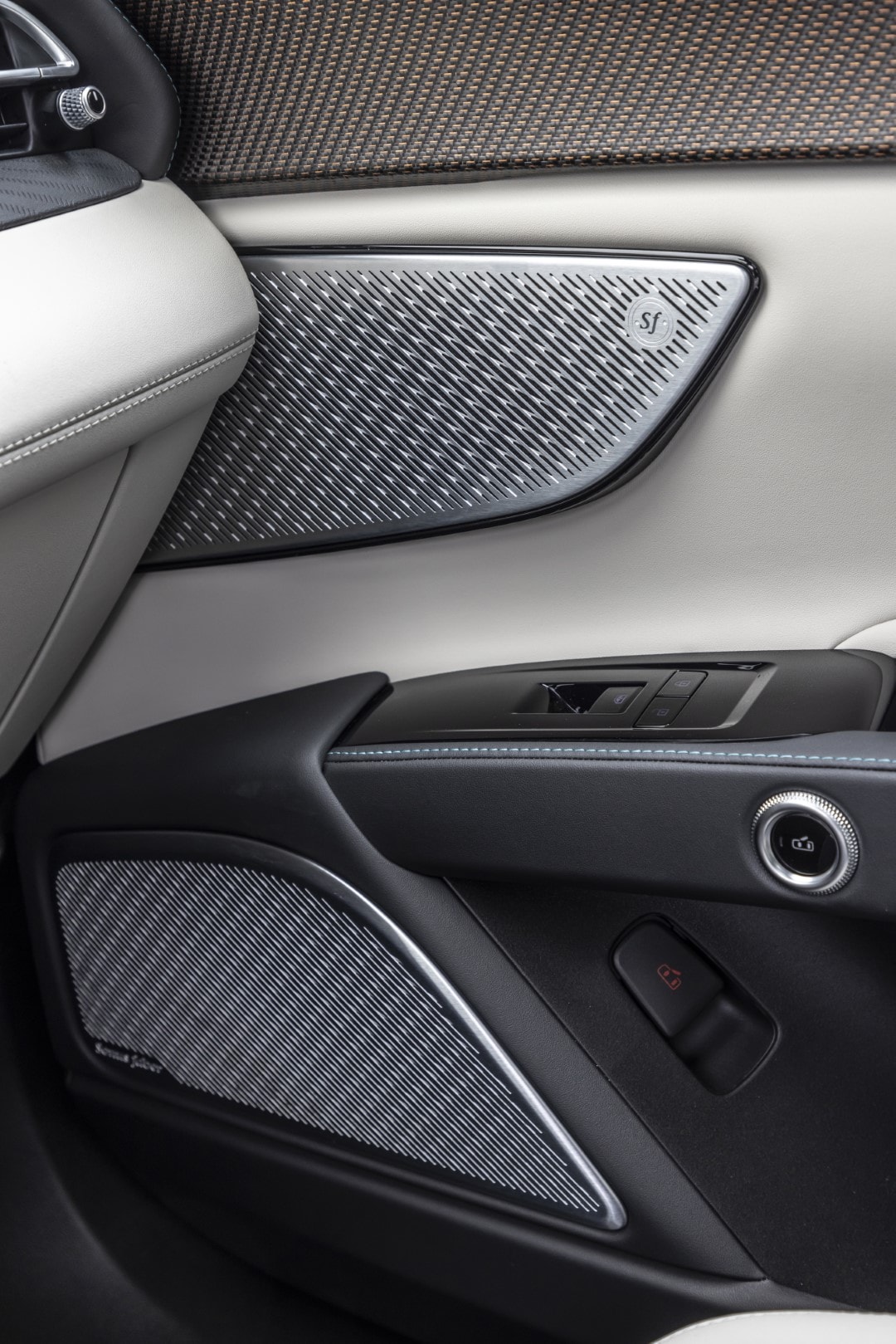 Detalle del interior de la puerta del Maserati Grecale, enfocando en las texturas y materiales.