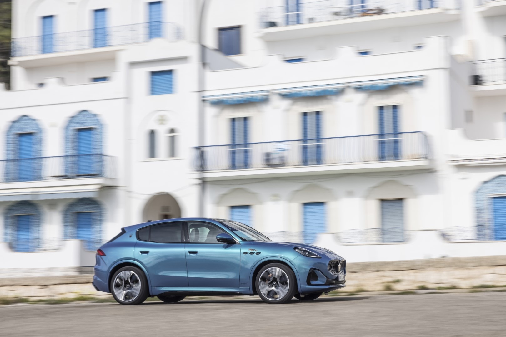 Perfil del Maserati Grecale eléctrico en acción, destacándose en un contexto urbano.