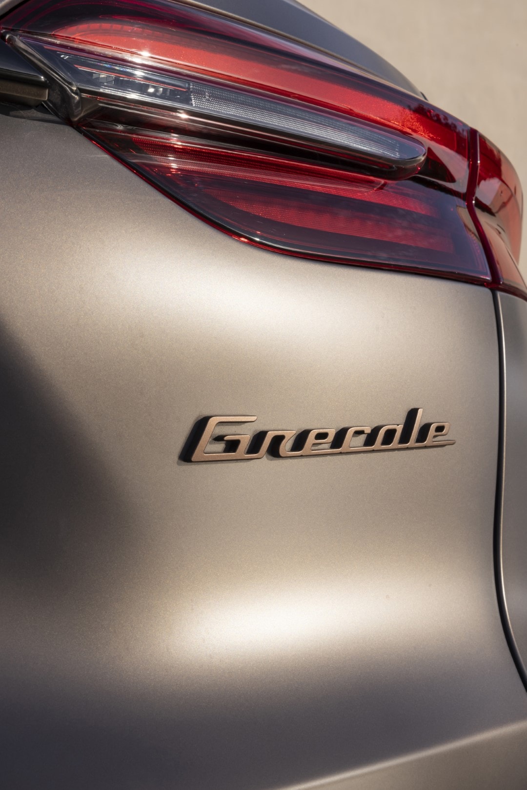 Detalle de la insignia Grecale en la parte trasera del vehículo.